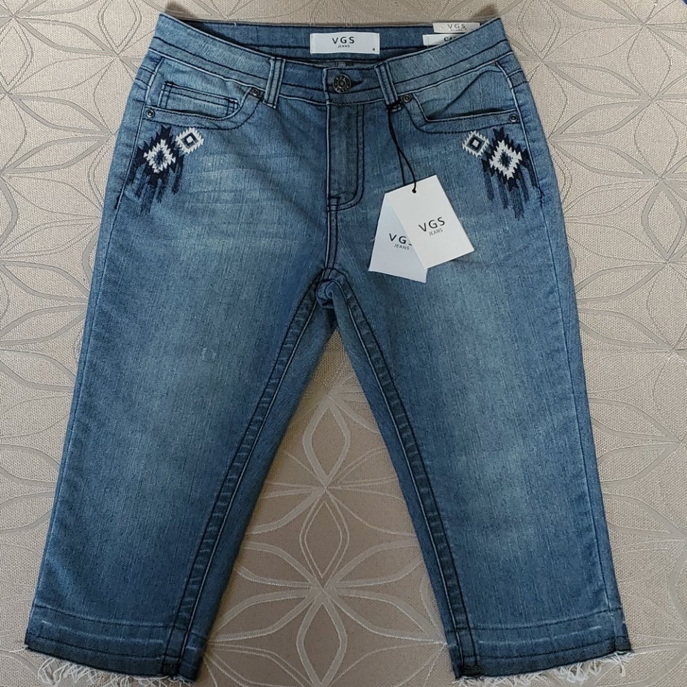 NWT Raw Edge Embroidered Capris
